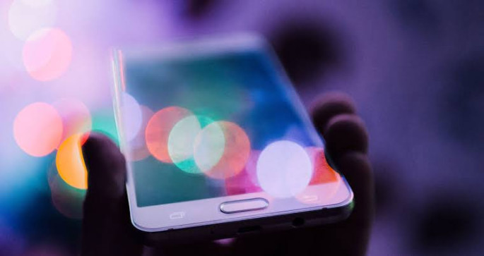 Pel&iacute;cula de celular com bolhas ou descolando: veja como recuperar antes de trocar
